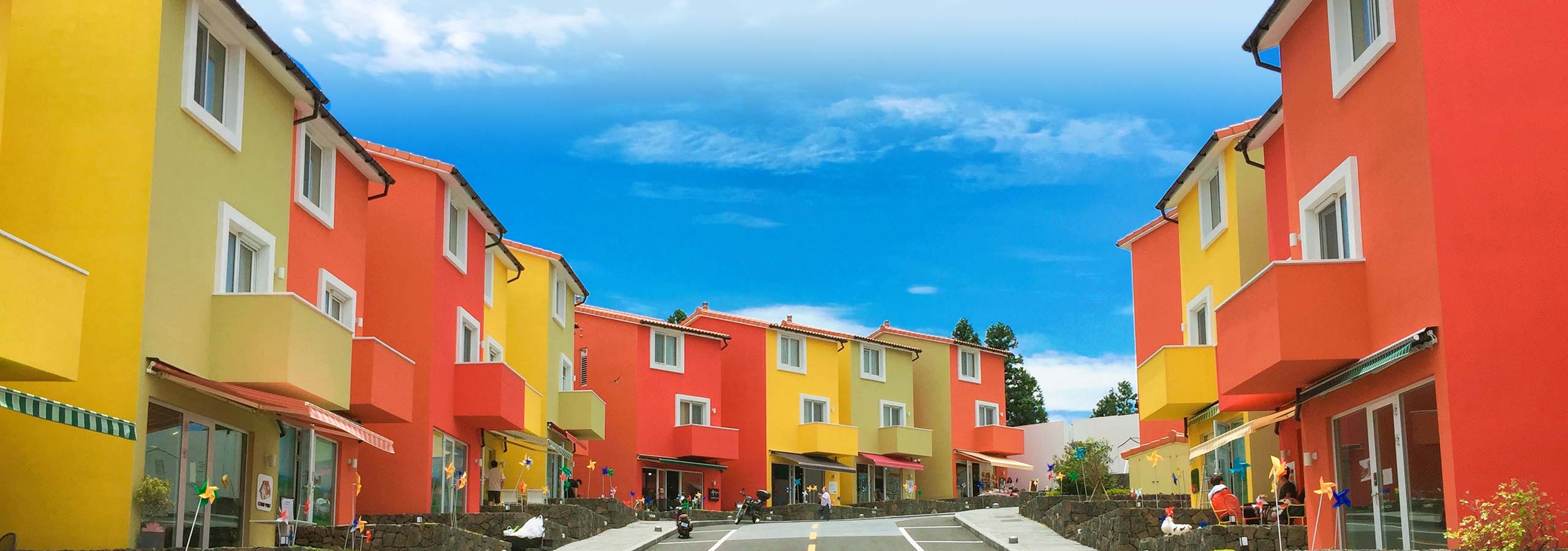 Foto: Brightly colored houses road © Park Dasol / Unsplash - https://unsplash.com/photos/hHdHCfAifHU